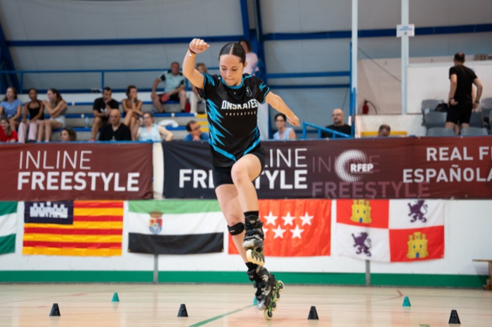Patinadora de Onskates con el jersey del club saltando durante una ronda de Battle Slalom en el Campeonato de España