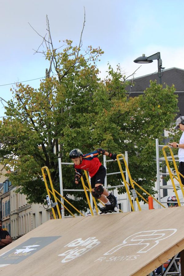 Patinador del Team Onskates bajando una rampa con barandillas en una prueba de Pump Track