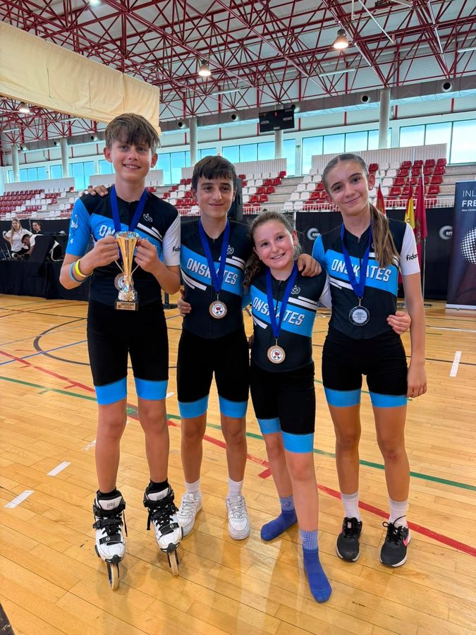 Equipo del Team Onskates celebrando con trofeo y medallas tras una prueba de Team Speed Slalom